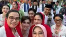 Dalam acara ini, penampilan Iriana Jokowi dan sang mantu Erina Gudono mencuri perhatian. Keduanya terlihat kompak kenakan kebaya encim berwarna cerah.  [Instagram/putri_k_wardani209].