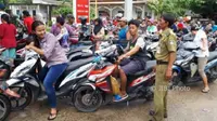 Kelangkaan BBM di Karimunjawa. (Solopos.com)