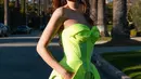 Cinta Laura tampil penuh pesona dengan bustier hijau neon yang edgy, dipadu rok panjangnya yang serasi. [Foto: Instagram/claurakiehl]