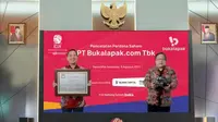 Tangkapan layar menampilkan Komisaris Utama PT. Bukalapak.com Tbk, Bambang Brodjonegorobersama Direktur Utama PT. Bukalapak.com Tbk, M Rachmat Kaimuddin saat pencatatan perdana saham BUKA secara virtual, Jakarta, Jumat (6/8/2021). (Liputan6.com)