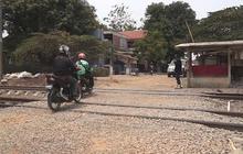 Ngeri, ini cara penjaga perlintasan liar tahu ada KRL mau lewat