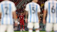 Pemain Timnas Indonesia, Pratama Arhan (tengah), bersiap melakukan lemparan bola kedalam saat pertandingan FIFA Matchday 2023 melawan Timnas Argentina di Stadion Utama Gelora Bung Karno, Jakarta, Senin (19/6/2023). (Bola.com/Bagaskara Lazuardi)