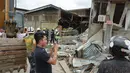 Penduduk dan penyelamat memeriksa bangunan yang rusak setelah gempa bumi yang melanda Padada, provinsi Davao del Sur, Filipina selatan (15/12/2019). Gempa tersebut berkekuatan Magnitudo 6,9. (AP Photo)