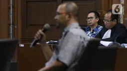 Terdakwa kasus tindak pidana pencucian uang dan korupsi Tubagus Chaeri Wardana alias Wawan mendengarkan keterangan saksi saat menjalani sidang lanjutan di Pengadilan Tipikor, Jakarta, Jumat (14/2/2020). (Liputan6.com/Angga Yuniar)