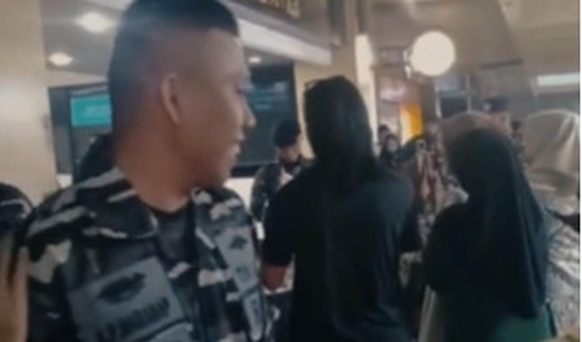 Namun belakangan sang adik susah dihubungi karena harus merantau ke Surabaya untuk mengejar mimpi menjadi tentara.