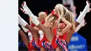 Pemandu sorak beraksi dalam jeda pertandingan EuroBasket 2015 antara Serbia melawan Finlandia di Lille, Prancis, Minggu (13/9/2015). (AFP Photo/Philippe Huguen)