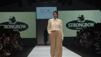Koleksi Soe yang terinspirasi dari gaya fotografer Prancis, Dora Maar, dalam fashion show kolaborasi yang tampil di JFW 2020. (dok. Strongbow/Dinny Mutiah)