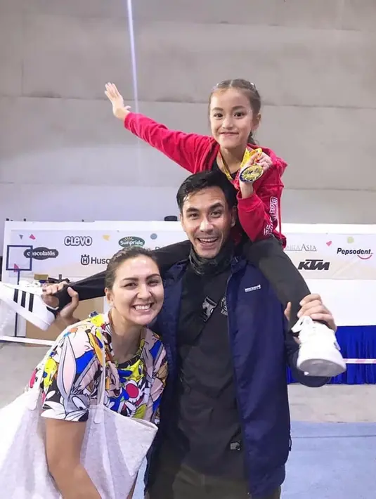 Anak dari pasangan Darius Sinathrya dan Donna Agnesia, Queenesia Sabrina Sinathrya berprestasi di bidang senam. Saking bangganya, Darius sampai menggendong sang anak di pundak. Tak heran, momen harmonis anak dan orang tua ini curi perhatian. (Liputan6.com/IG/chubbynaandchloe)