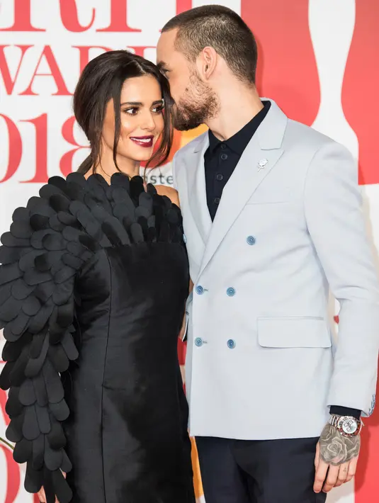 Pasangan penyanyi, Liam Payne dan Cheryl Cole menghadiri karpet merah BRIT Awards 2018 di London, Rabu (21/2). Sempat dikabarkan putus, Liam Payne dan Cheryl membuktikan hubungan mereka baik-baik saja dengan hadir bersama. (Vianney Le Caer/Invision/AP)
