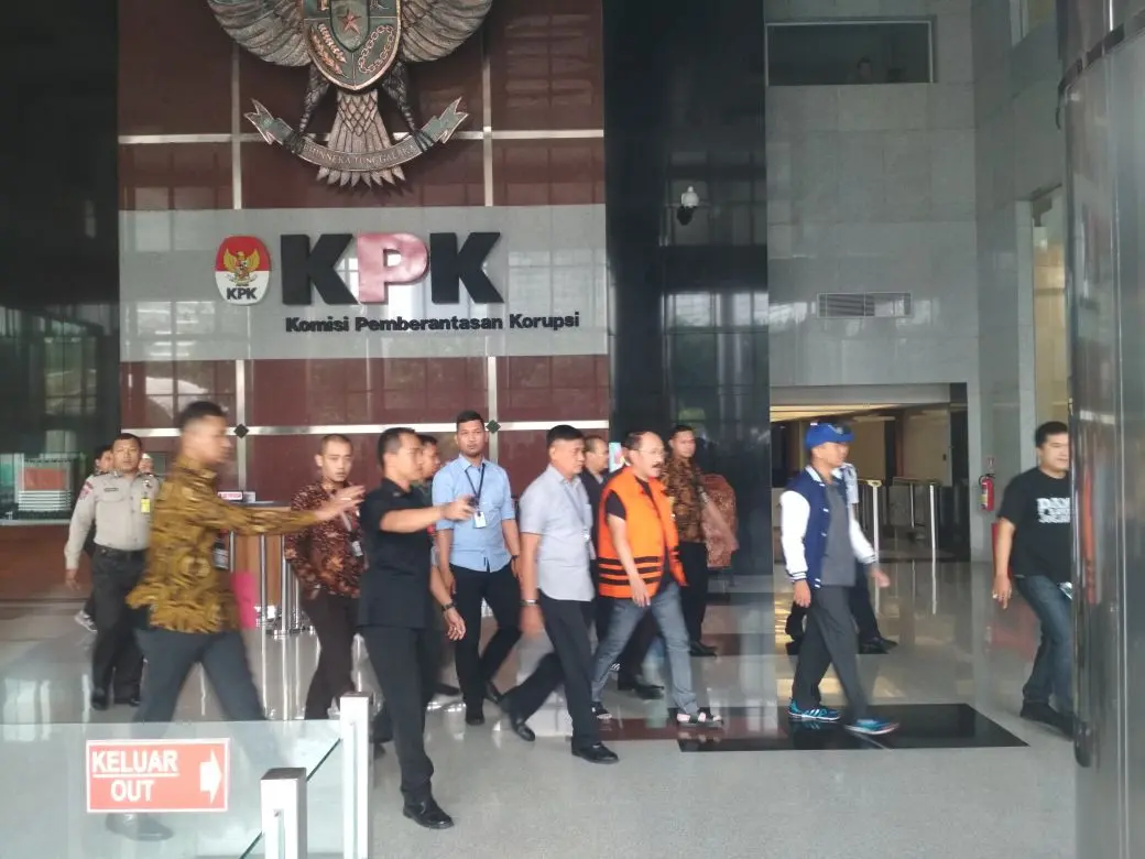 Fredrich Yunadi keluar dari ruang pemeriksaan KPK, Jakarta. (Liputan6.com/Moch Harun Syah)
