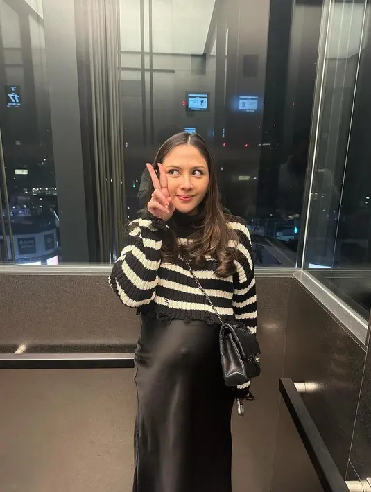 Ini adalah foto Jessica Mila yang dijepret oleh Yakup Hasibuan. Kenakan dress simpel hitam dan sweater hitam – putih, penampilan Jessica Mila ini membuat dirinya dipuji gemas apalagi sembari berpose peace dan pamer senyuman manisnya. Warna tas yang selaras dengan dress mendukung OOTD Mila. Dengan polesan makeup natural, tak mengurangi pesona menantu Otto Hasibuan ini. (Liputan6.com/IG/@yakuphasibuan)