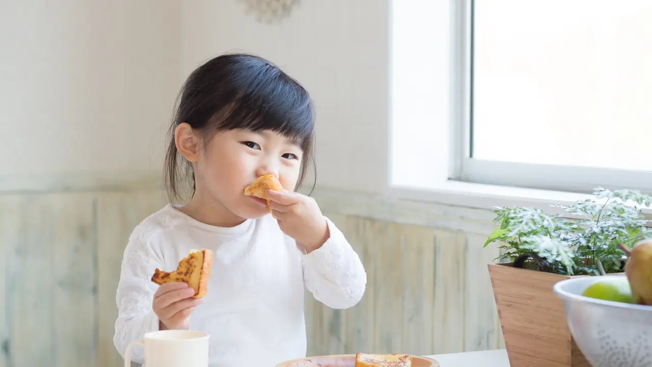 anak makan