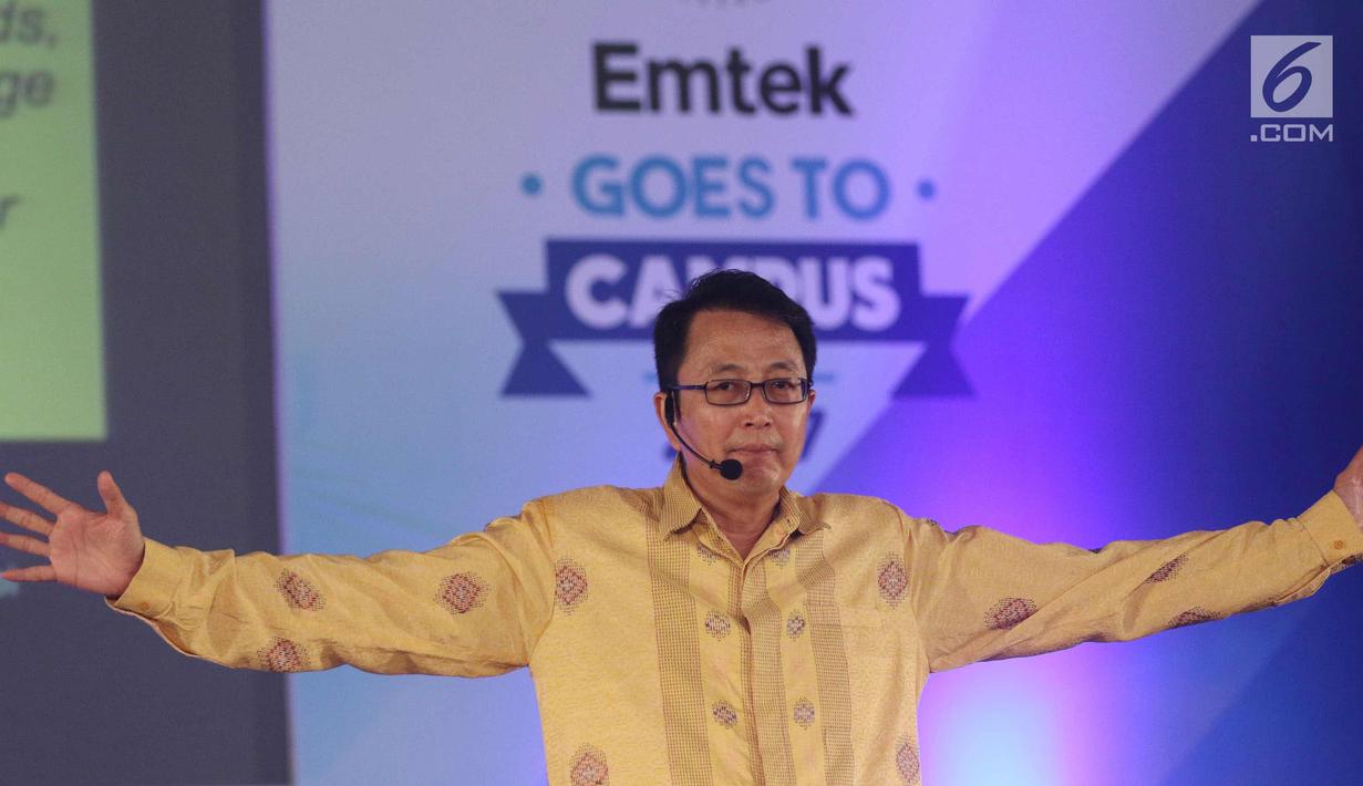 Motivator Ulung, Tung Desem Waringin saat memberikan motivasi kepada peserta di gelaran Emtek Goes To Campus 2017 di Universitas Telkom, Bandung, Kamis (30/11). (Liputan6.com/Helmi Fithriansyah)