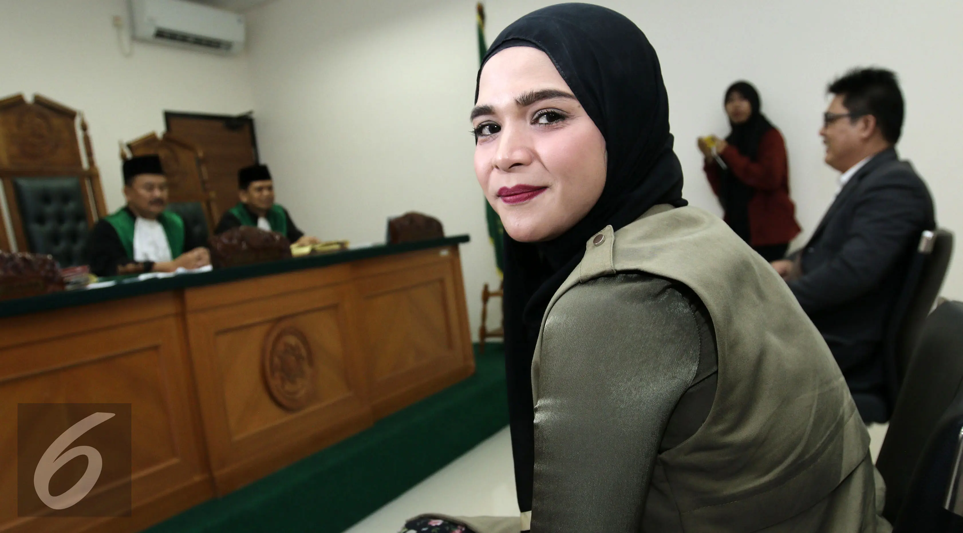 Istri Enji, Rosmanizar menjalani sidang cerai di Pengadilan Agama Jakarta Timur, Rabu (16/8/2017). Herman Zakharia/Liputan6.com)