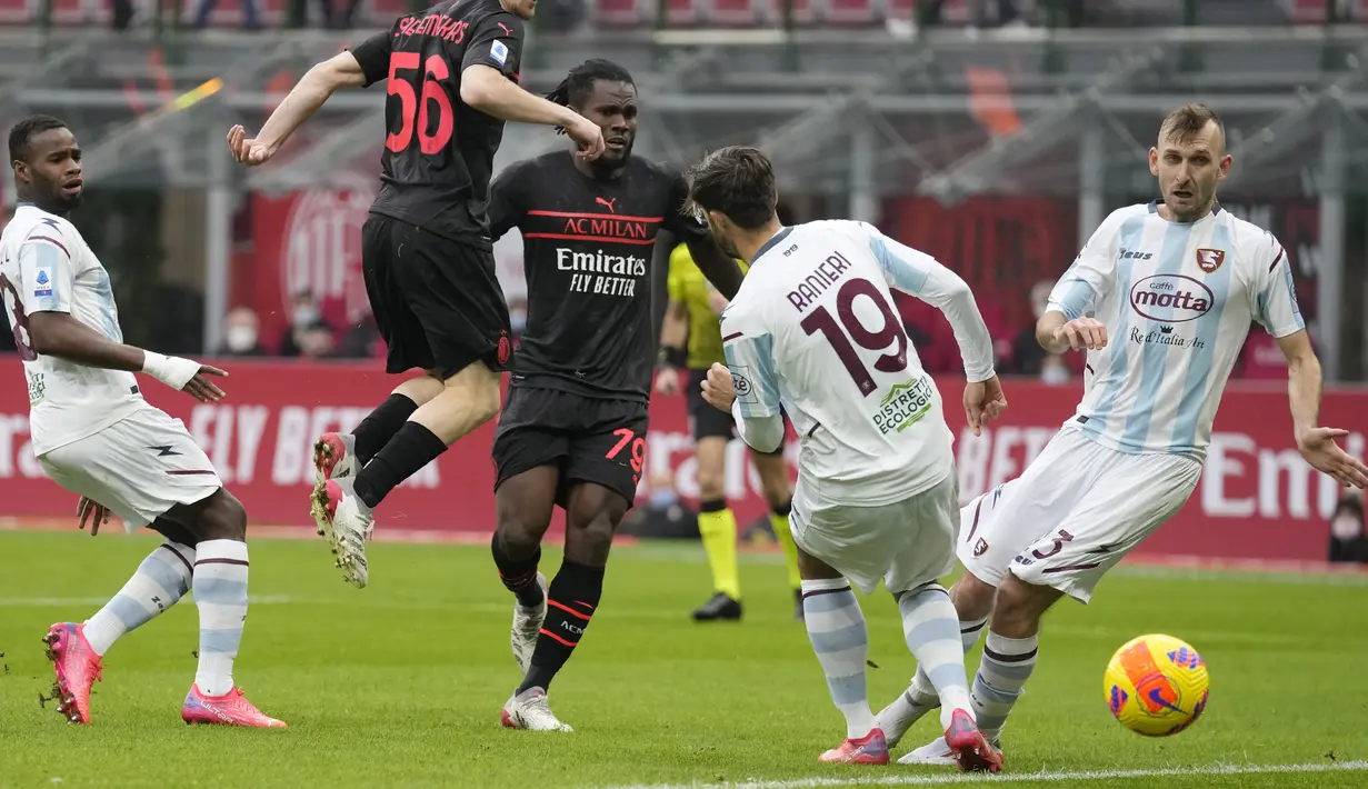 Gelandang AC Milan, Franck Kessie (tengah) saat mencetak gol ke gawang Salernitana pada pertandingan lanjutan Liga Serie A Italia di stadion San Siro, di Milan, Italia (4/12/2021). Hasil ini membuat AC Milan untuk sementara berada di puncak klasemen dengan 38 poin. (AP Photo/Antonio Calanni )
