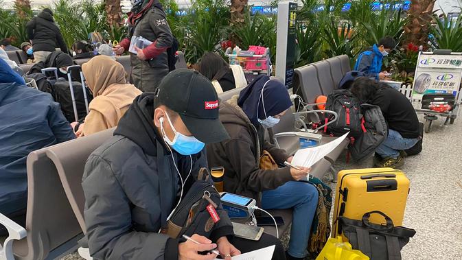 Para WNI mengisi form guna kelengkapan proses pendataan. (Source: KBRI Beijing)