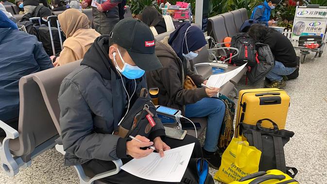 Para WNI mengisi form guna kelengkapan proses pendataan. (Source: KBRI Beijing)