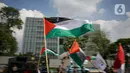 Massa Gerakan Pekerja Muslim Indonesia (GPMI) melakukan aksi solidaritas untuk Palestina di kawasan Thamrin, Jakarta, Jumat (28/5/2021). Massa yang datang terlihat menggunakan atribut Palestina seperti bendera besar dan syal. (Liputan6.com/Faizal Fanani)