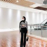 Melody Prima selalu tampil stylish dengan outer. Kali ini dia memakai outer dengan corak hitam putih. Penampilannya semakin anggun karena dia memakai high heels. [instagram/melodyprima]