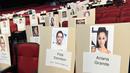 Foto penyanyi Ariana Grande dan tunangannya, Pete Davidson tertempel di tempat duduk untuk perhelatan akbar Emmy Awards 2018 di Teater Microsoft, Los Angeles, Kamis (13/9). Emmy Awards ke-70 akan digelar 17 September mendatang (Chris Pizzello/Invision/AP)