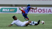 Striker Arema FC, Kushedya Hari Yudo, terjatuh saat berebut bola dengan gelandang Persikabo 1973, Wawan Febriyanto dalam laga pembuka Piala Menpora 2021 di Stadion Manahan, Solo, Minggu (21/3/2021). Arema FC bermain Imbang 1-1 dengan Persikabo 1973. (Bola.com/M Iqbal Ichsan)