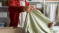 6 Cara Merapikan Baju Kusut Tanpa Setrika, Solusi Anak Kos
