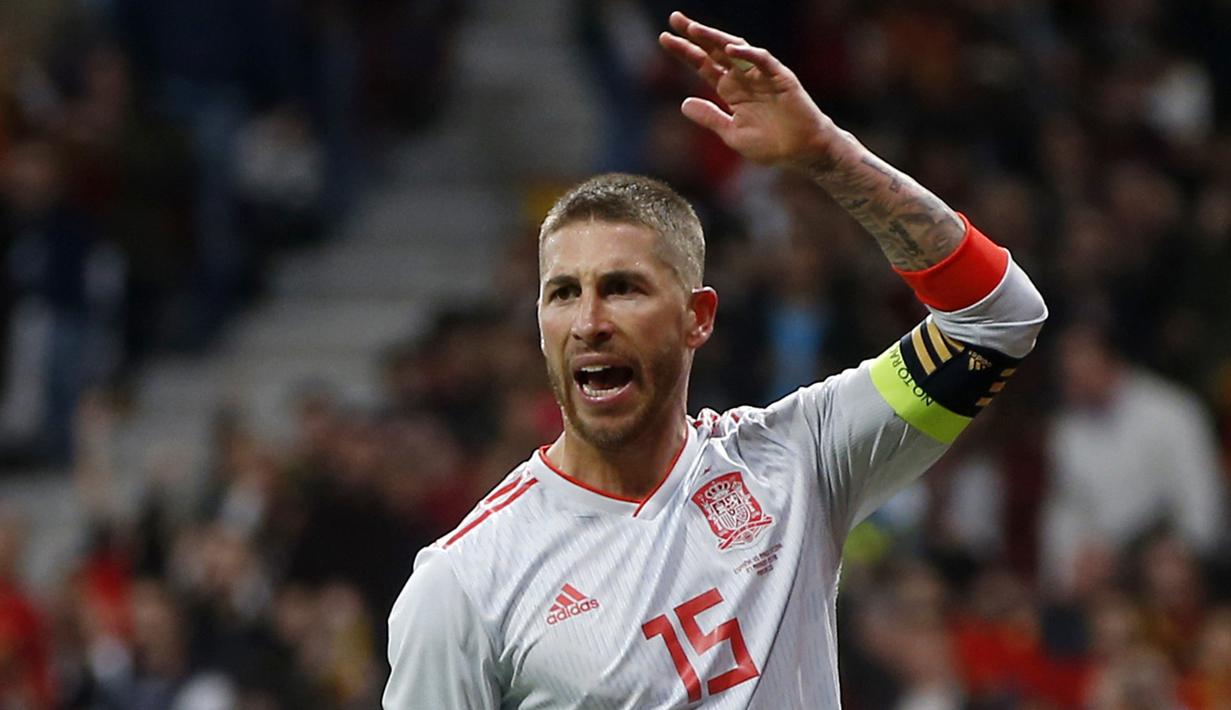 Sergio Ramos saat memimpin rekan-rekannya melawan Argentina pada laga uji coba di Wanda Metropolitano stadium, Madrid (27/3/2018). (AP/Paul White)