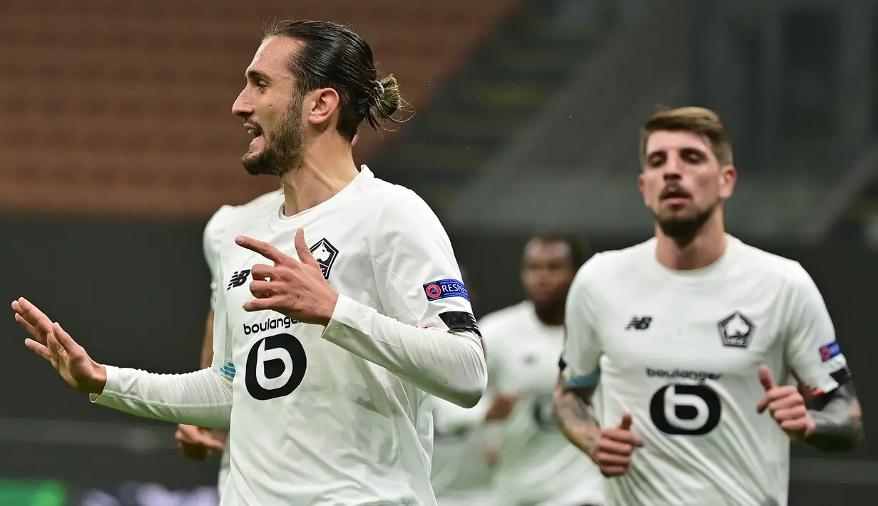 Gelandang Lille, Yazici Yusuf, merayakan gol yang dicetak Yusuf Yazici ke gawang AC Milan pada laga lanjutan Liga Europa 2020/2021 di Stadion San Siro, Jumat (6/11/2020) dini hari WIB. AC Milan kalah 0-3 oleh Lille. (AFP/Miguel Medina)