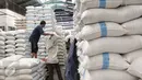Pekerja tengah memindahkan beras di Pasar Induk Cipinang, Jakarta, Jumat (18/9/2015). Harga beras mengalami kenaikan hingga 14 persen dari harga tahun lalu yang disebabkan oleh melonjaknya biaya produksi mencapai 20 persen. (Liputan6.com/Angga Yuniar)