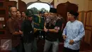 Ustad Zaki ikut membawa keranda Jenazah Budi Anduk, Bekasi, Senin (11/1/2016). Budi Anduk menghembuskan nafas terakhir pada usia 47 tahun di RS Dharmais, Jakarta. (Liputan6.com/Herman Zakharia)