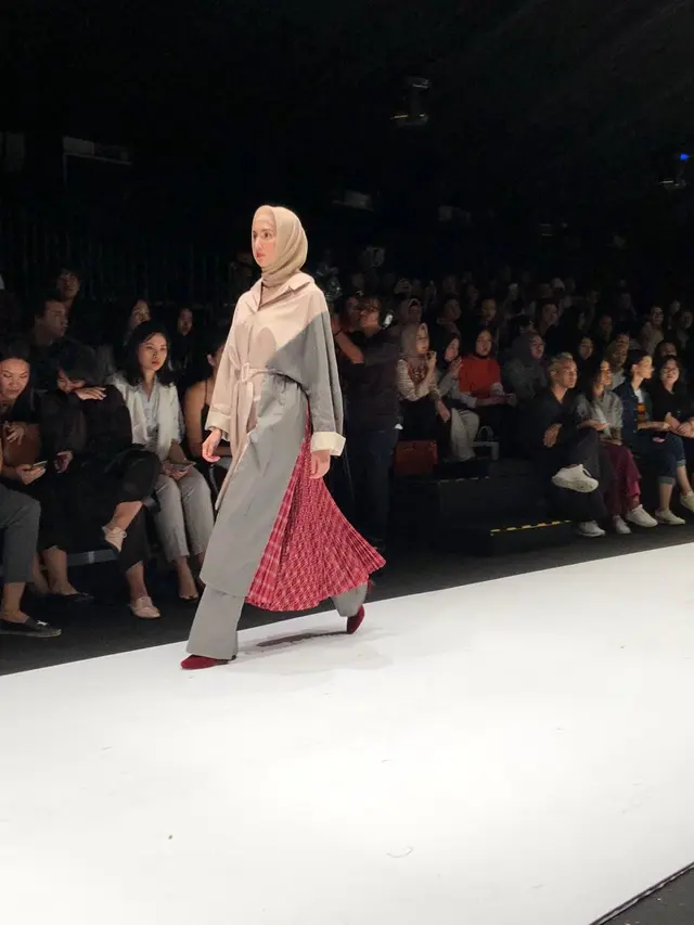 3 desainer indonesia hadirkan koleksi penuh pernyataan di panggung Jakarta Fashion Week 2019
