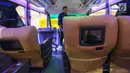 Fasilitas televisi di dalam bus single doubel decker (SDD) dalam gelaran GIIAS 2019 di ICE BSD, Tangerang, Jumat (19/9/2019). Bus SDD, Adiputro memiliki sistem entertainment berupa smart tv, subwoofers, 10 speakers, preamplifier dan DVD player. (Liputan6.com/Ferbian Pradolo)