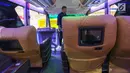 Fasilitas televisi di dalam bus single doubel decker (SDD) dalam gelaran GIIAS 2019 di ICE BSD, Tangerang, Jumat (19/9/2019). Bus SDD, Adiputro memiliki sistem entertainment berupa smart tv, subwoofers, 10 speakers, preamplifier dan DVD player. (Liputan6.com/Ferbian Pradolo)
