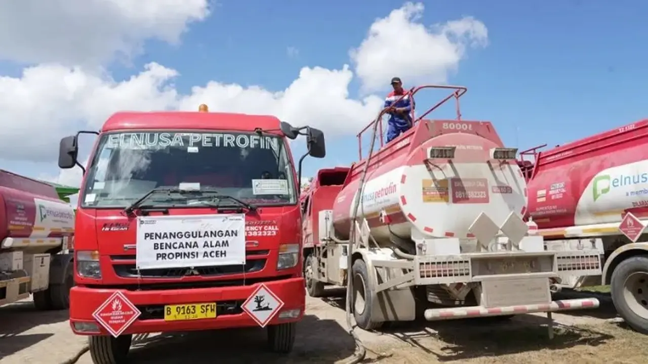 Penyaluran BBM secara estafet ke daerah terdampak bencana di Aceh. (Dok. Pertamina Patra Niaga).