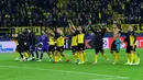Para pemain Borussia Dortmund memberi penghormatan kepada suporter usai menghadapi Barcelona pada laga Grup F Liga Champions di Dortmund, Jerman, Selasa (17/9/2019). Pertandingan berakhir 0-0. (AP Photo/Martin Meissner)
