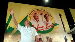 Bakal calon Gubernur DKI Jakarta Alex Noerdin menyapa pendukungnya saat konsolidasi relawan Noerdin-Nono Sampono (NoeSa) di Istora Senayan, Jakarta, Kamis (26/4). Pasangan ini menargetkan mampu menjaring 28.000 relawan untuk memenangkan mereka sebagai Gubernur dan Wakil Gubernur DKI Jakarta. (Antara)