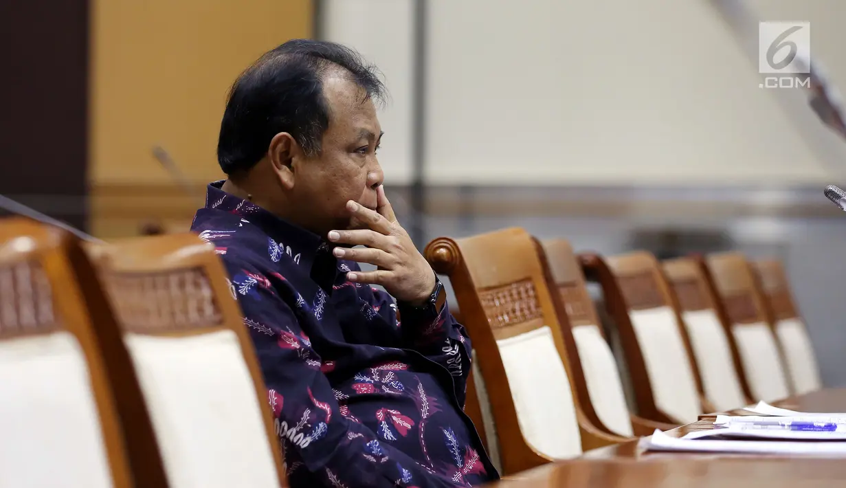 Ekspresi calon hakim MK, Arief Hidayat selama uji kelayakan dan kepatutan Hakim MK di ruang rapat Komisi III, Kompleks Parlemen, Senayan, Jakarta, Rabu (6/12). Arief terpilih sebagai hakim konstitusi menggantikan Mahfud MD. (Liputan6.com/Johan Tallo)