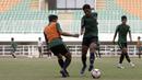 Pemain Timnas Indonesia U-19, Fajar Fathur Rahman, berebut bola saat latihan di Stadion Pakansari, Bogor, Rabu (2/10). Latihan ini merupakan persiapan jelang AFF U-19 di Vietnam. (Bola.com/Yoppy Renato)