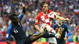 Pertandingan berjalan cukup seru sejak babak pertama. Kroasia unggul dalam penguasaan bola. Namun, Prancis memiliki serangan balik yang mematikan. (AFP/Franck Fife)