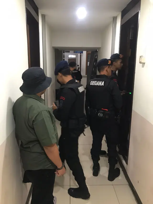 Tim Gegana melakukan sterilisasi di Kompleks Pengadilan Negeri Jakarta Selatan (PN Jaksel) pada Minggu (12/2/2023) malam.