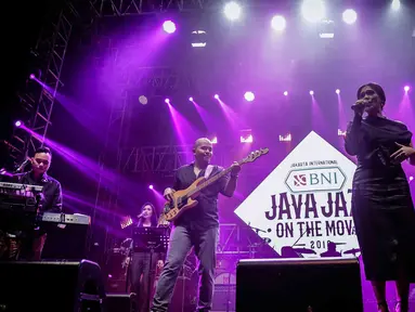 Grup musik Ecoutez saat tampil dalam Java Jazz on The Move di Jakarta, Kamis (15/2). Ecoutez akan tampil dalam Java Jazz Festival (JJF) 2018 pada 2-4 Maret 2018 di Jiexpo Kemayoran. (Liputan6.com/Faizal Fanani)