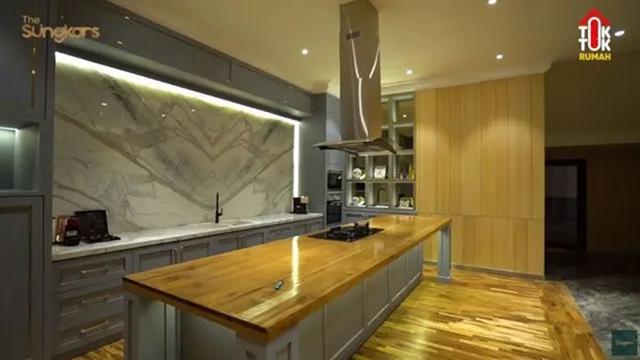 Potret Meja Bar di Dapur Zaskia Sungkar