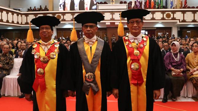 Universitas Sebelas Maret (UNS) Surakara mengukuhkan Ketua Dewan Komisioner OJK menjadi guru besar, Senin (26/8).(Liputan6.com/Fajar Abrori)