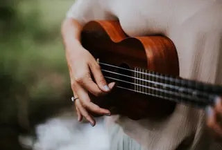 ilustrasi gitar musik country/Photo by Hannah Busing on Unsplash