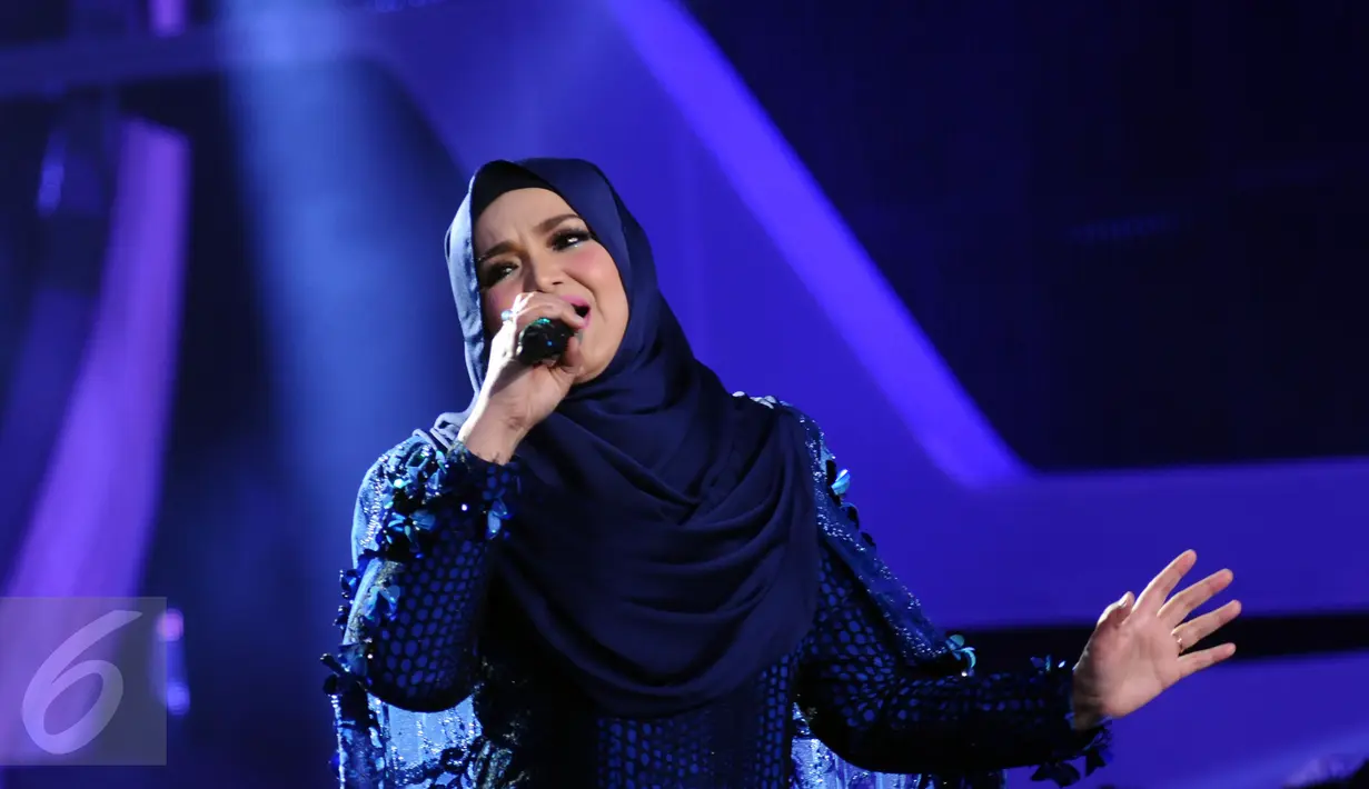 Penyanyi asal Malaysia, Siti Nurhaliza saat tampil di Konser Kemenangan D'Academy Asia 2 di Studio 5 Indosiar, Jakarta, Kamis (29/12). Siti tampil memukau dengan menyanyikan dua lagu hitsnya. (Liputan6.com/Helmi Fithriansyah)