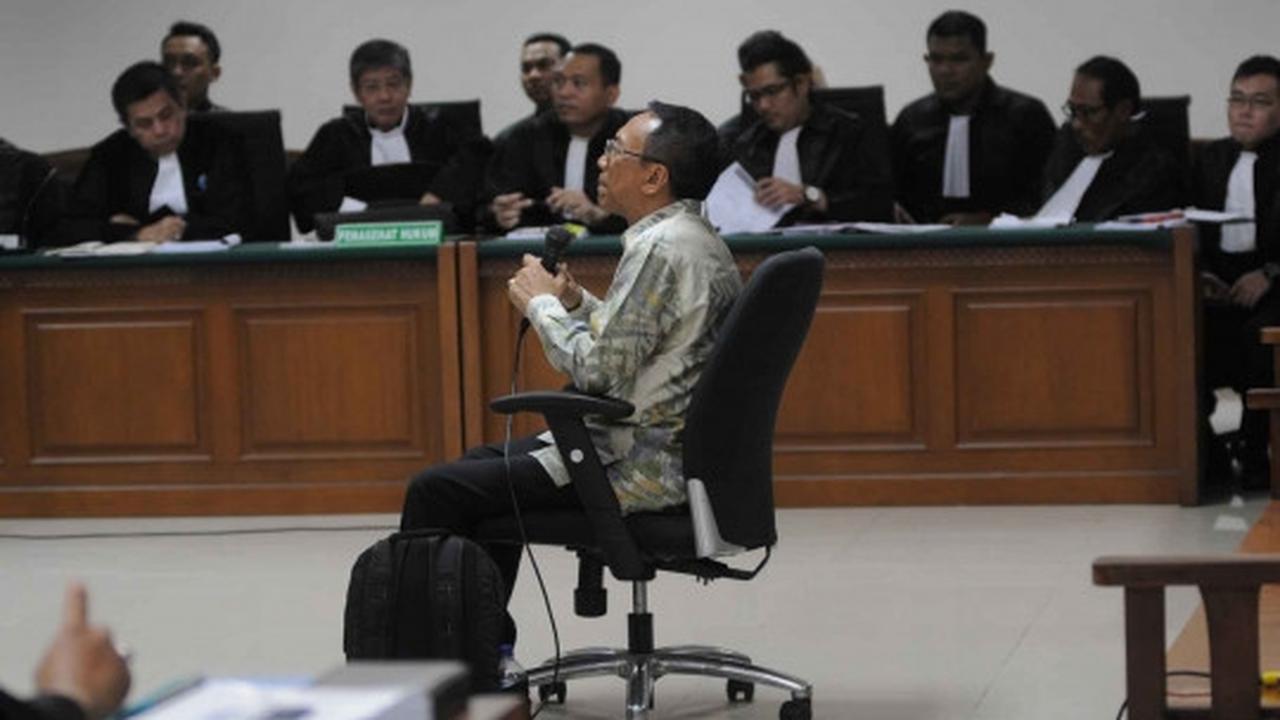 Ekspresi Jero Wacik saat jalani sidang perdana