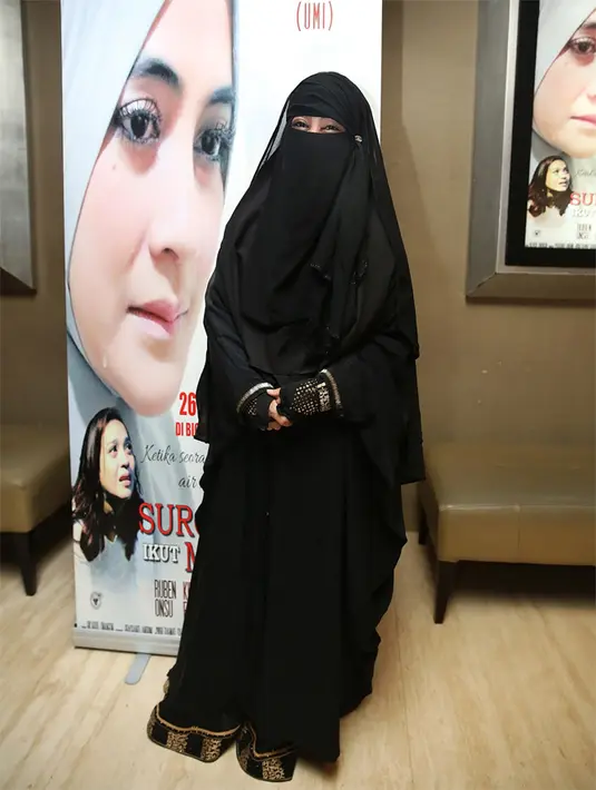 "Jujur kemaren saya terintimidasi saat memasuki sebuah gedung yg saya harus meeting bertemu dgn orang, karena saya nyetir sendiri saat saya buka kaca dan melihat saya bercadar maka mrk memeriksa mobil saya," cerita Umi Pipik. (Bambang E Ros/Bintang.com)