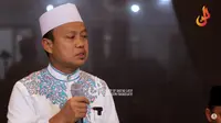 Ustadz Das'ad Latif tak kuasa menahan air matanya saat bercerita tentang perjuangan menimba ilmunya. (YouTube Das'ad Latif)