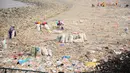 Warga membersihkan tumpukan sampah di sekitar Sungai Yangtze, Taicang, Jiangsu, Tiongkok (23/12). Pulau yang berada dekat Shanghai ini berubah menjadi lautan sampah yang diperkirakan mencapai 100 ton. (REUTERS/Stringer)