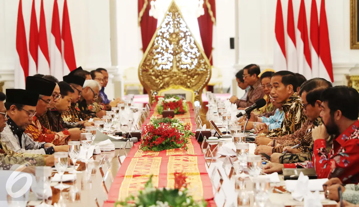 Presiden Joko Widodo (Jokowi) menggelar pertemuan bersama pimpinan lembaga negara di Istana Merdeka, Jakarta, Selasa (14/3). Pada pertemuan tersebut, Jokowi menyampaikan pentingnya bersinergi untuk menghadapi tantangan global. (Liputan6.com/Angga Yuniar)
